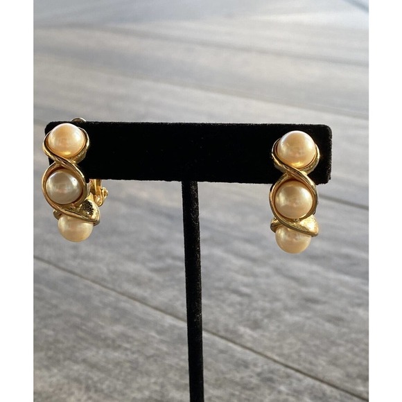 Vintage Clip Ons Earrings Three Faux Pearls Gold Tone Estate - Picture 3 of 12
